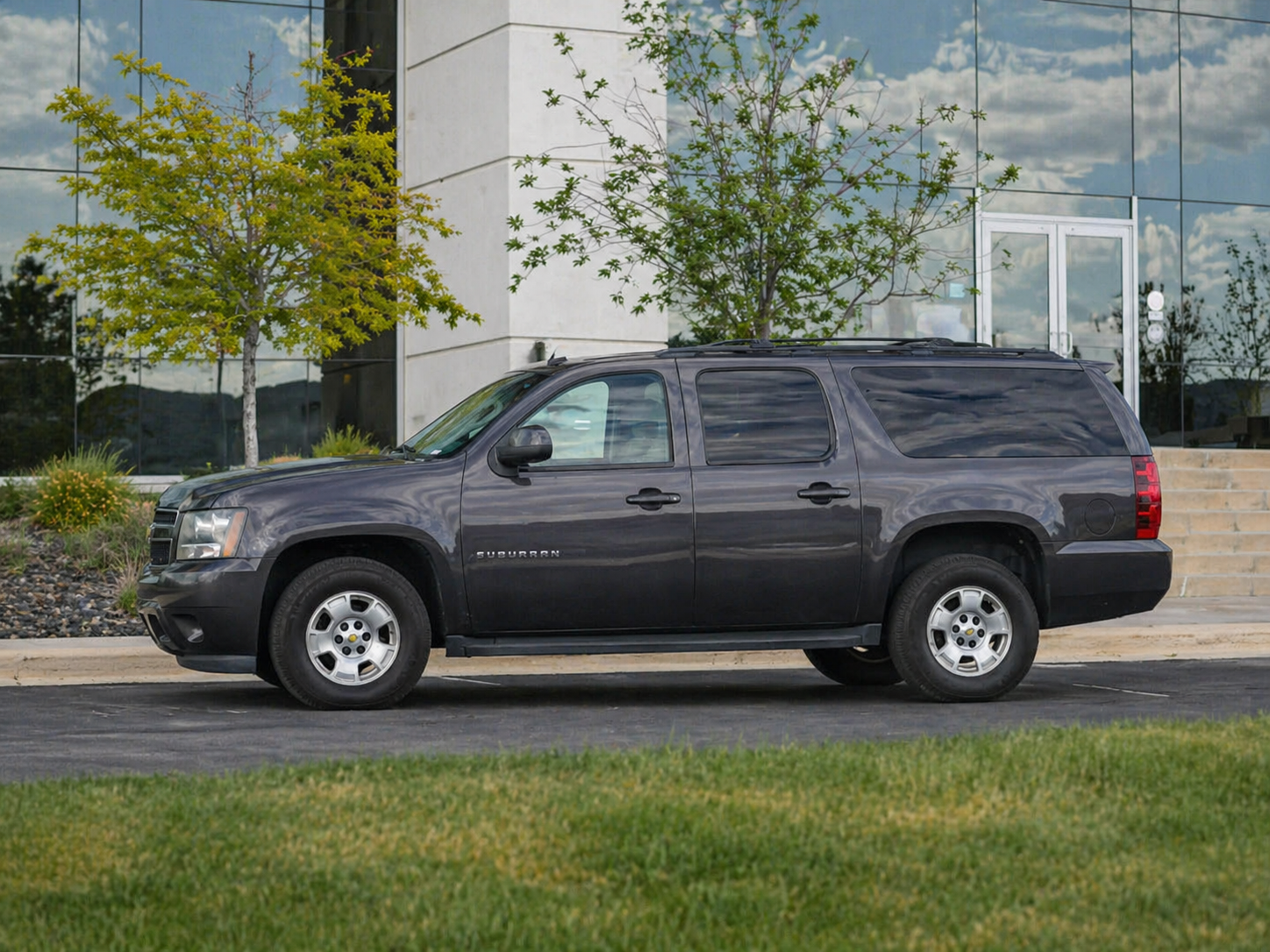 Side profile of the private long-distance SUV